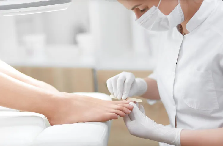 HOW TO REMOVE CRACKED HEELS AND GET SUMMER READY FEET AT HOME